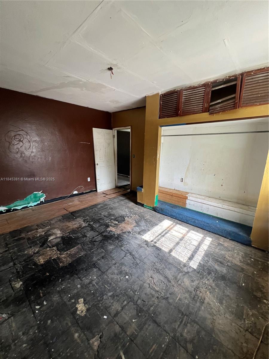 See details 1830 3 / 2 1067 sq. ft. $ 2025-08-12 0 Photo