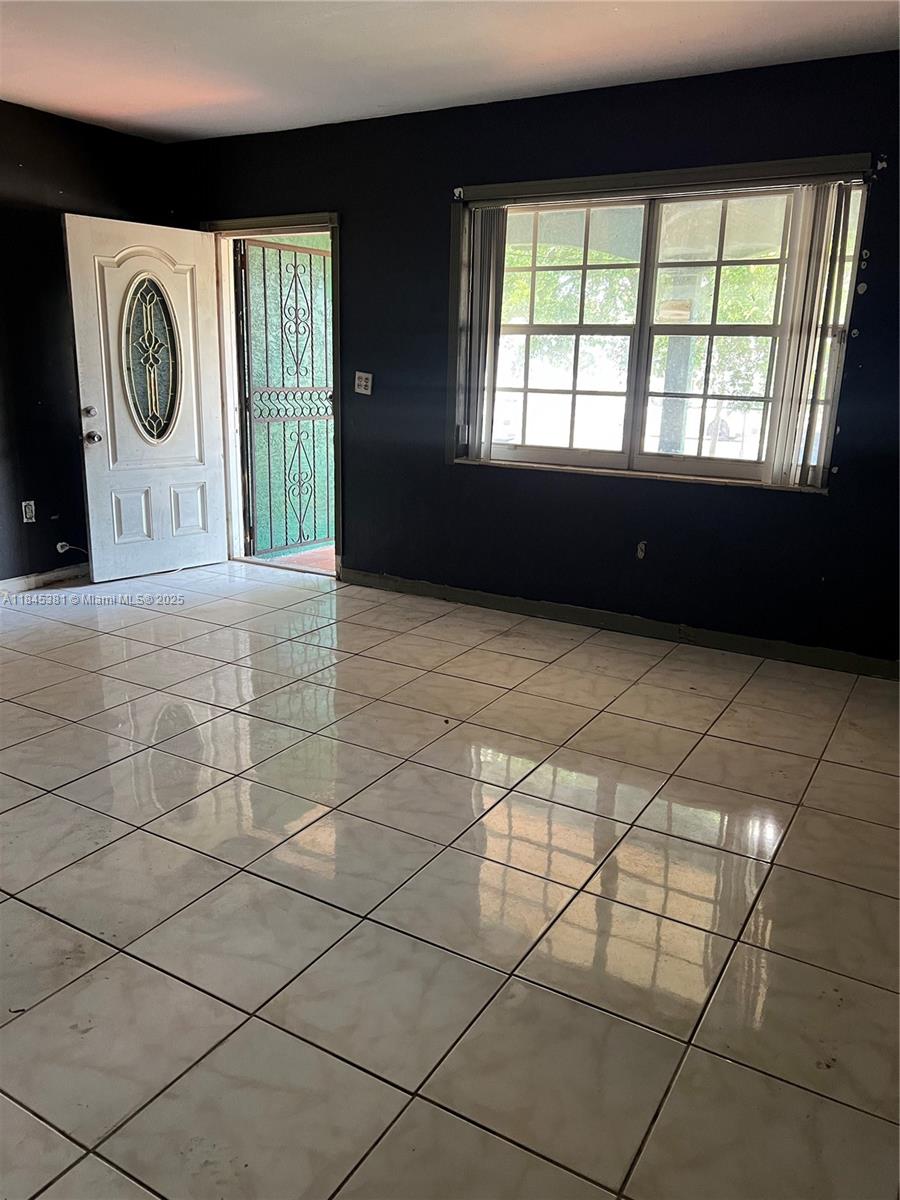 See details 1830 3 / 2 1067 sq. ft. $ 2025-08-12 0 Photo