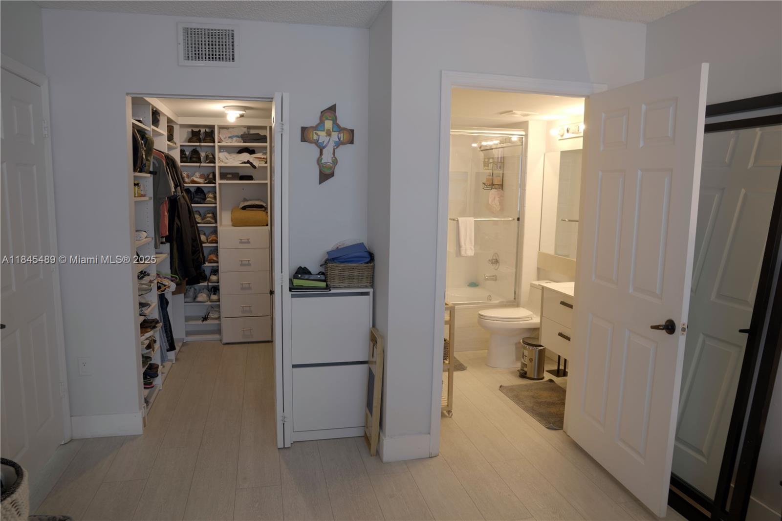 See details 902 3 / 2 1470 sq. ft. $ 2025-08-05 0 Photo