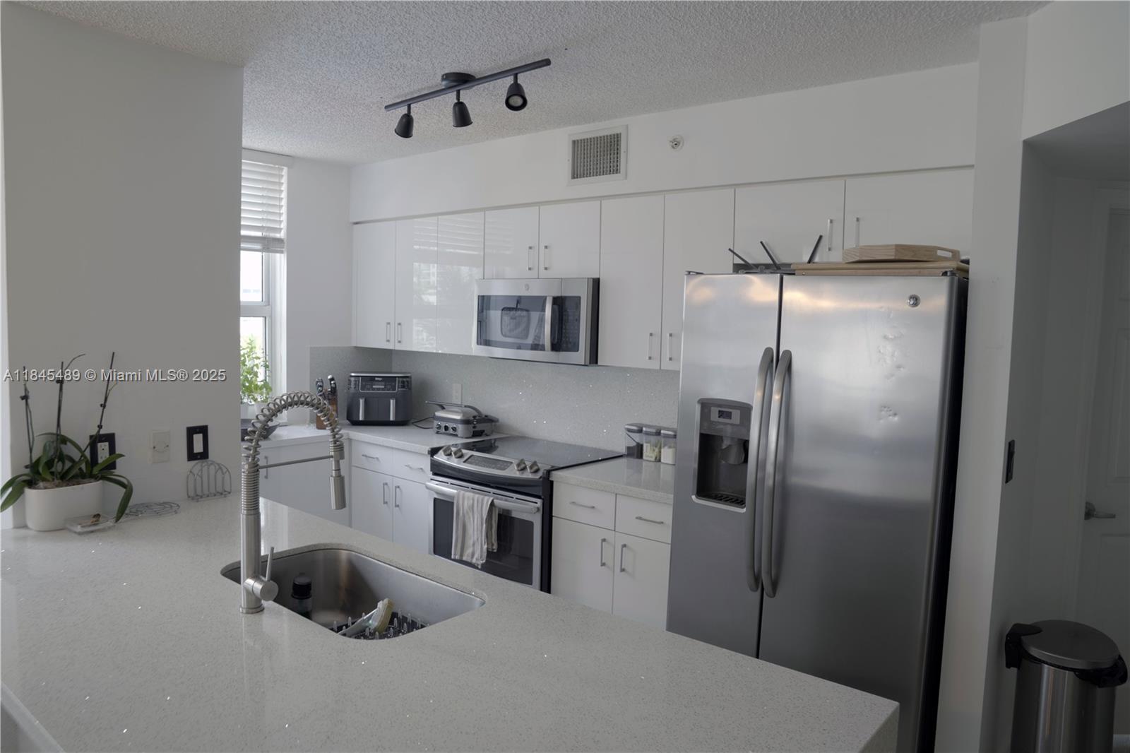 See details 902 3 / 2 1470 sq. ft. $ 2025-08-05 0 Photo