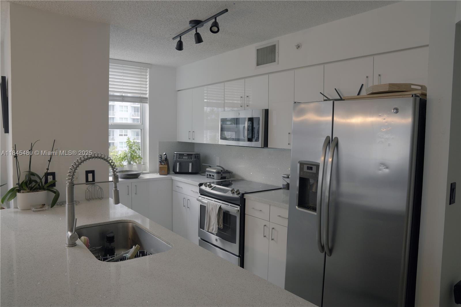 See details 902 3 / 2 1470 sq. ft. $ 2025-08-05 0 Photo