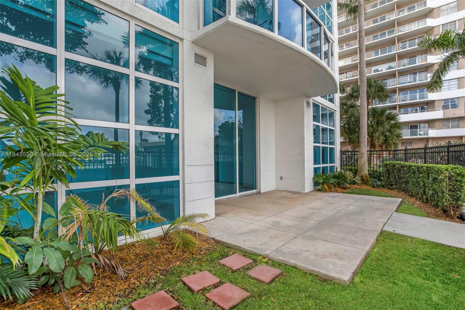 Photo of 1945 Ocean Dr  #M4, Hallandale Beach, Florida, 33009 - 