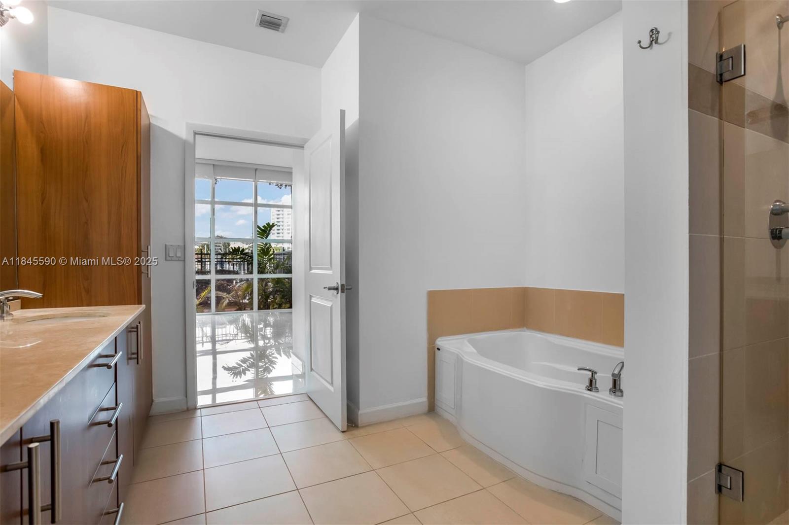 Photo of 1945 Ocean Dr #M4, Hallandale Beach, Florida, 33009 -