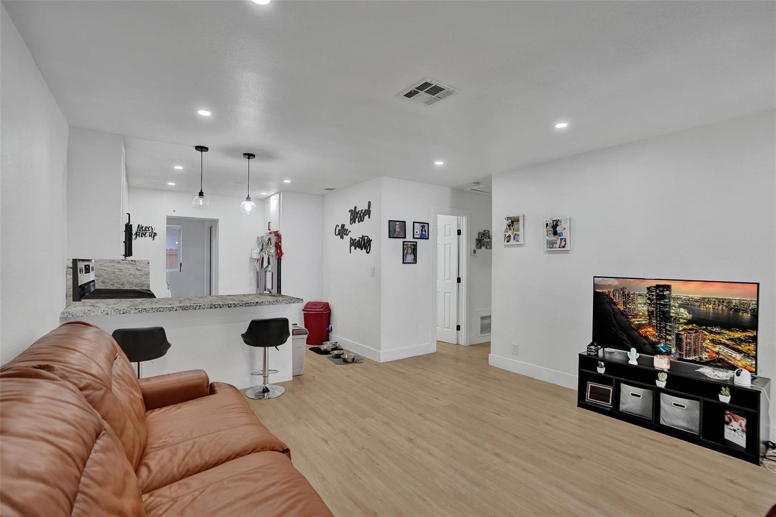 Ver detalles / 0 1650 sq. ft. $ 2026-06-21 0 foto