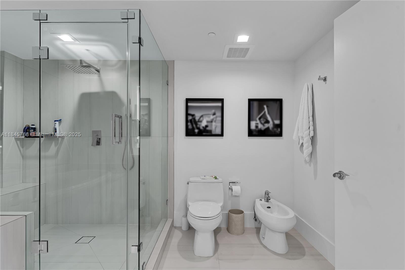 See details 1501 3 / 3 2065 sq. ft. $ 2025-07-23 0 Photo