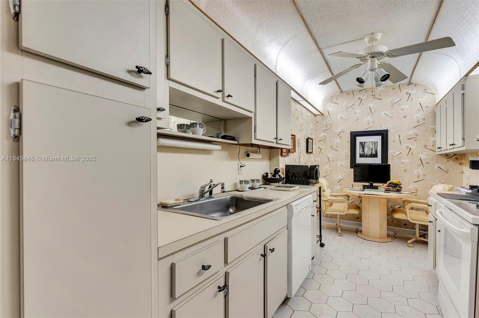 See details 1114 1 / 2 844 sq. ft. $ 2025-07-23 0 Photo