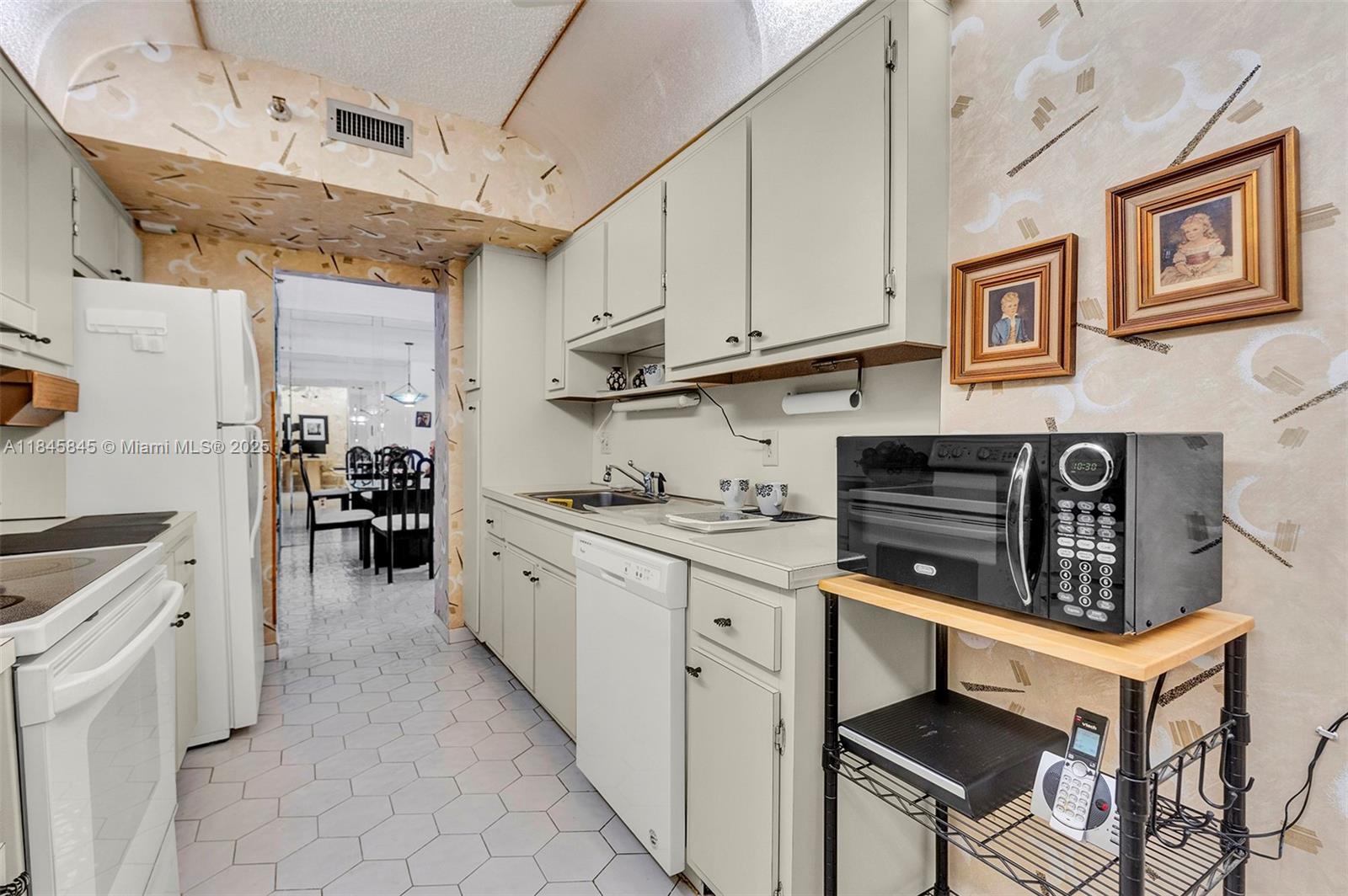 See details 1114 1 / 2 844 sq. ft. $ 2025-07-23 0 Photo