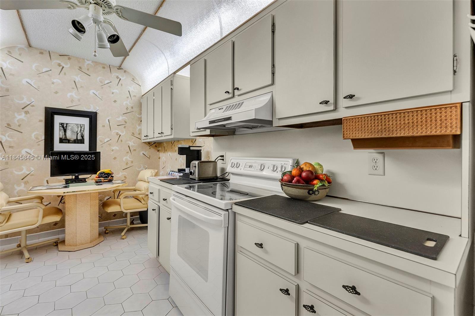 See details 1114 1 / 2 844 sq. ft. $ 2025-07-23 0 Photo