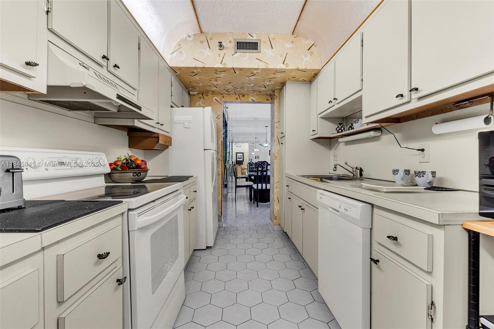 See details 1114 1 / 2 844 sq. ft. $ 2025-07-23 0 Photo
