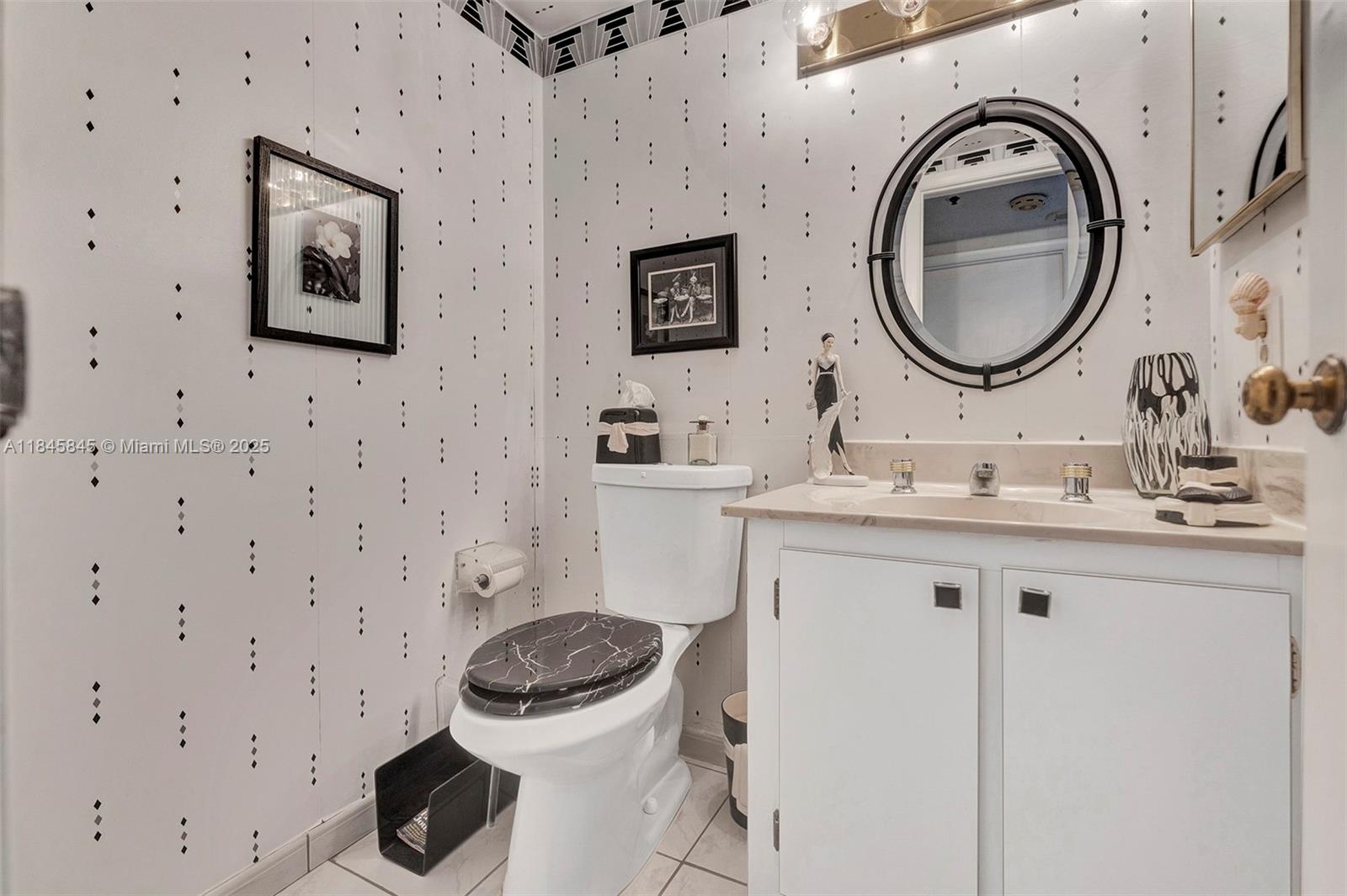 See details 1114 1 / 2 844 sq. ft. $ 2025-07-23 0 Photo