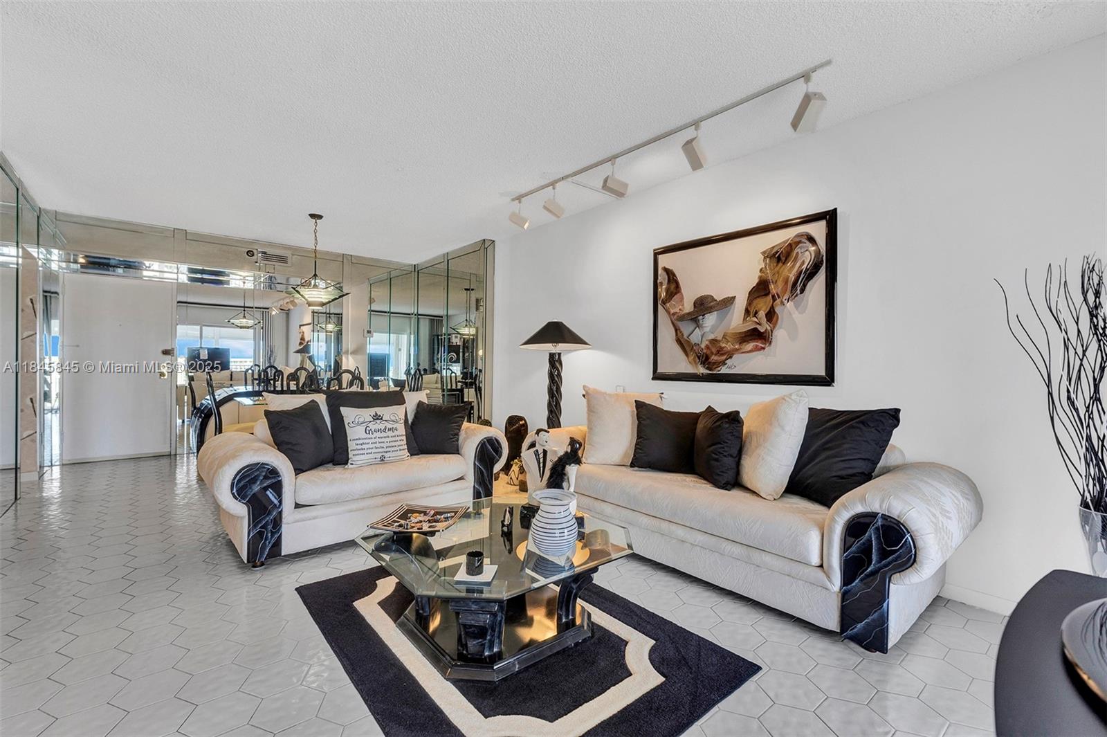 See details 1114 1 / 2 844 sq. ft. $ 2025-07-23 0 Photo