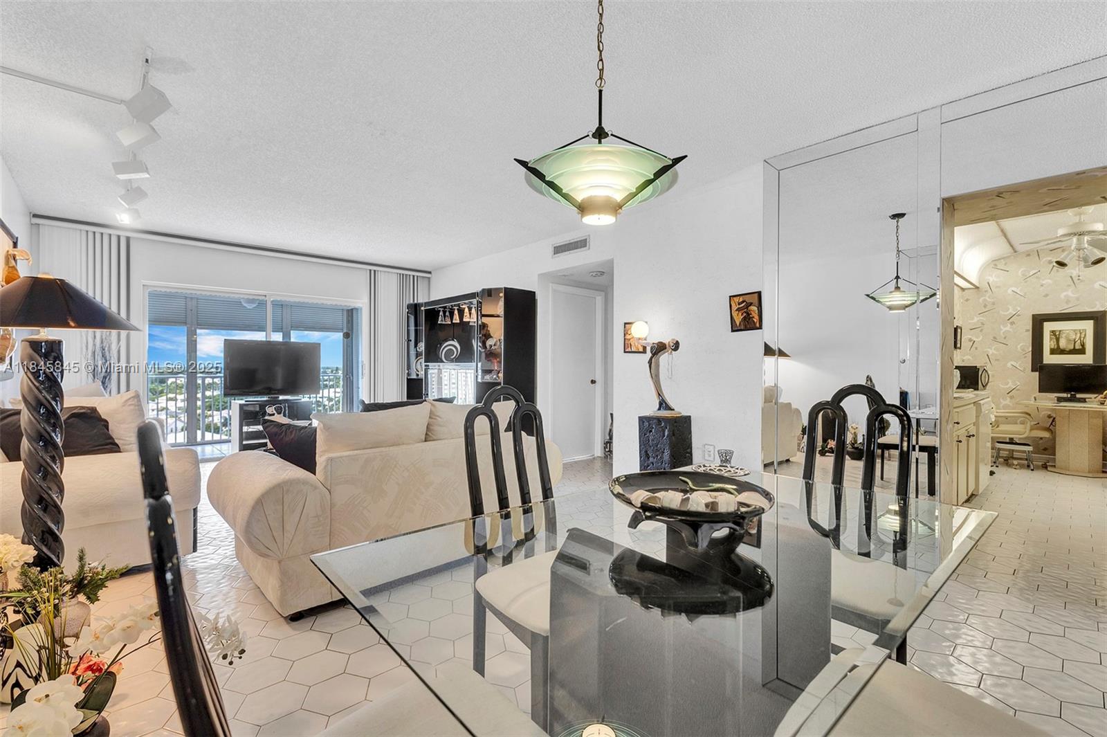 See details 1114 1 / 2 844 sq. ft. $ 2025-07-23 0 Photo
