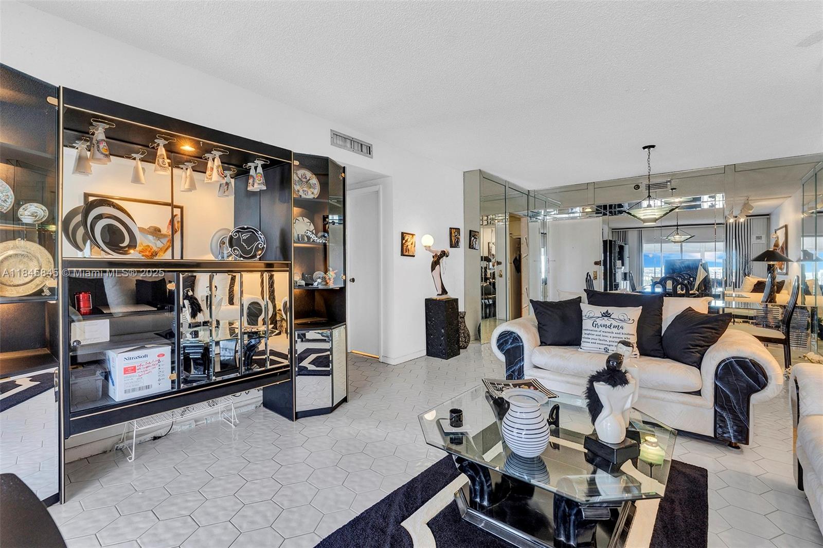 See details 1114 1 / 2 844 sq. ft. $ 2025-07-23 0 Photo