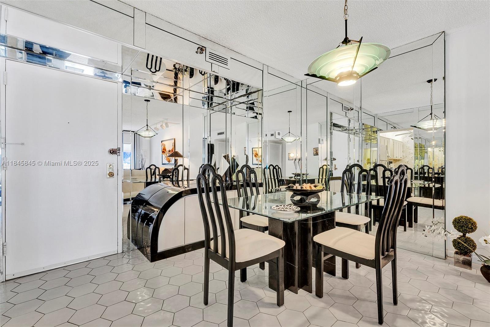 See details 1114 1 / 2 844 sq. ft. $ 2025-07-23 0 Photo