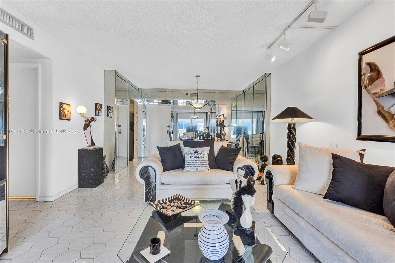 See details 1114 1 / 2 844 sq. ft. $ 2025-07-23 0 Photo