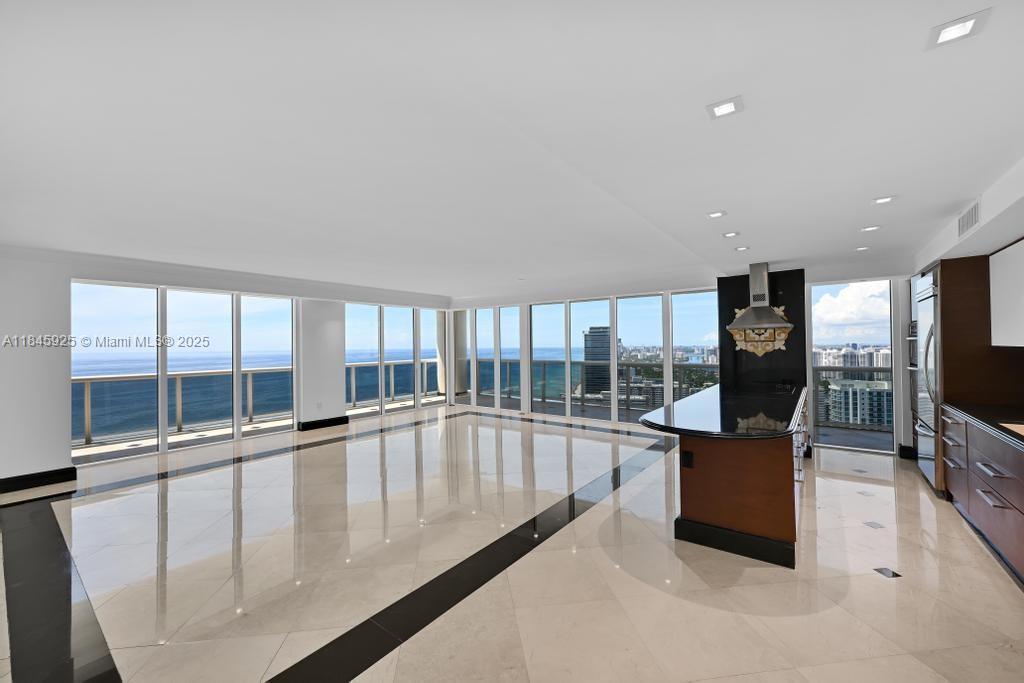 Ver detalles 4204 3 / 3 2078 sq. ft. $ 2025-08-06 0 foto