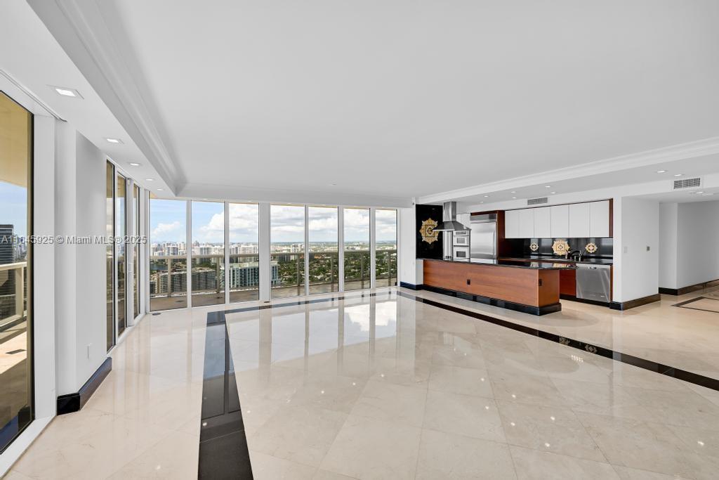 Ver detalles 4204 3 / 3 2078 sq. ft. $ 2025-08-06 0 foto