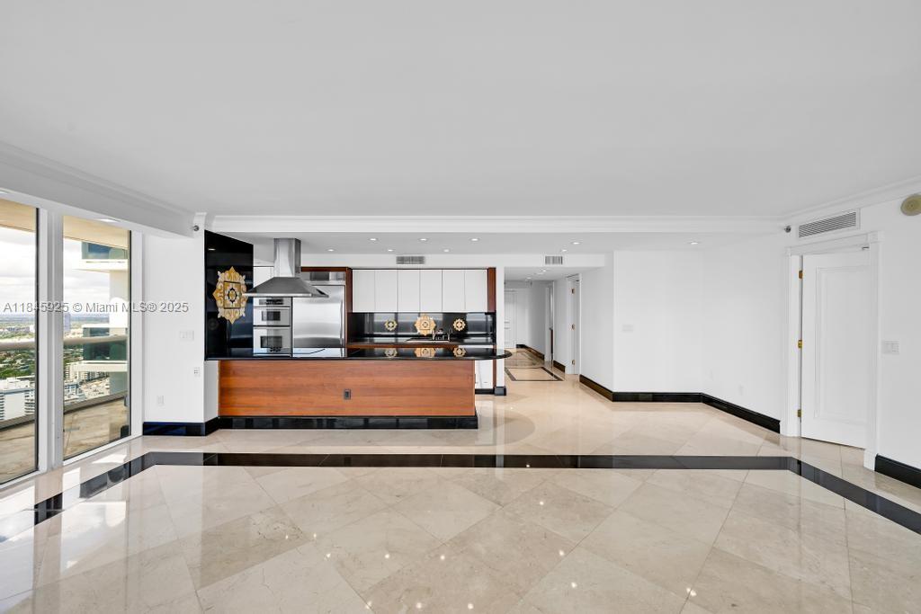 Ver detalles 4204 3 / 3 2078 sq. ft. $ 2025-08-06 0 foto