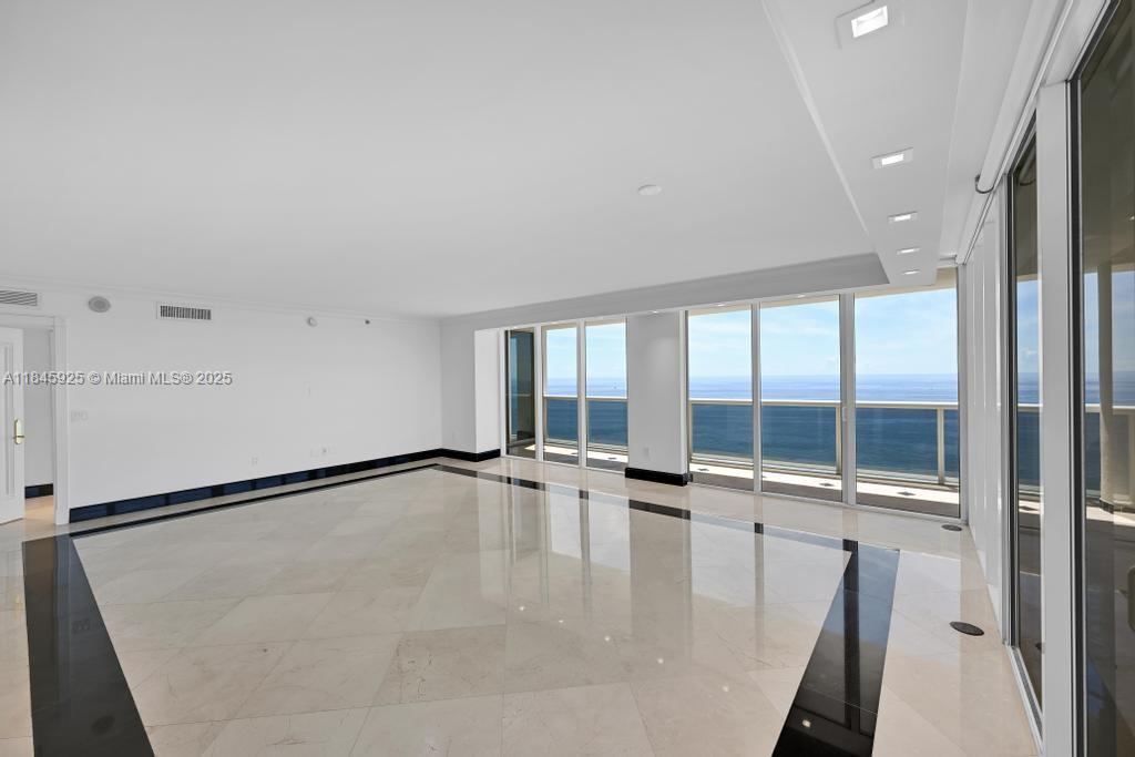Ver detalles 4204 3 / 3 2078 sq. ft. $ 2025-08-06 0 foto