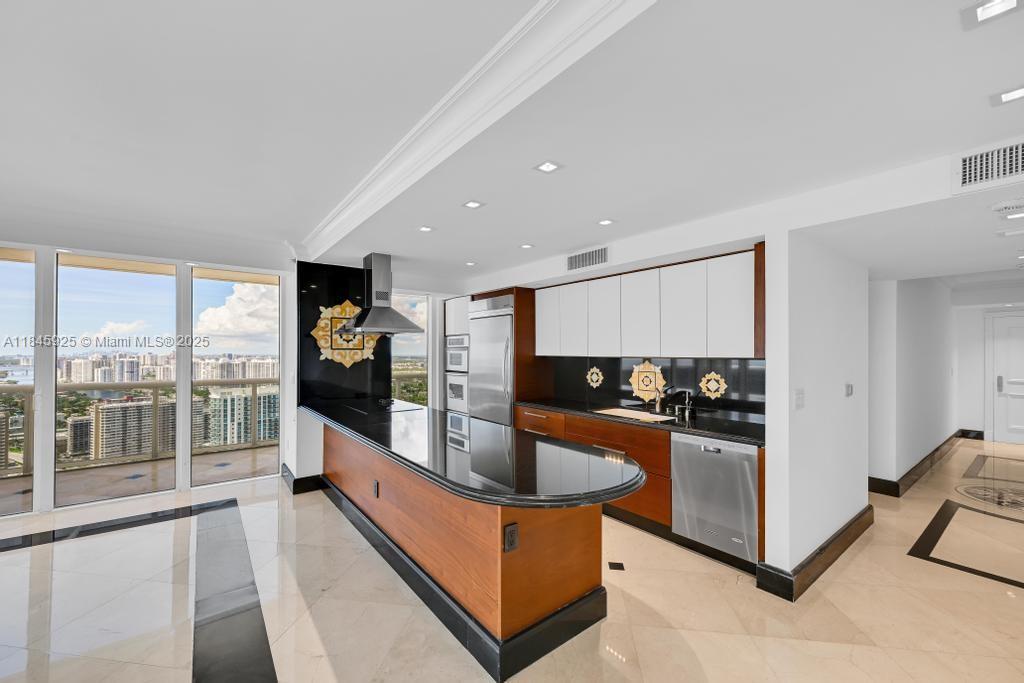 Ver detalles 4204 3 / 3 2078 sq. ft. $ 2025-08-06 0 foto
