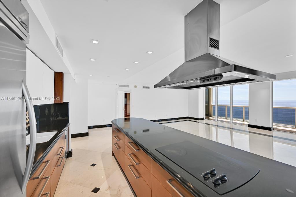 Ver detalles 4204 3 / 3 2078 sq. ft. $ 2025-08-06 0 foto