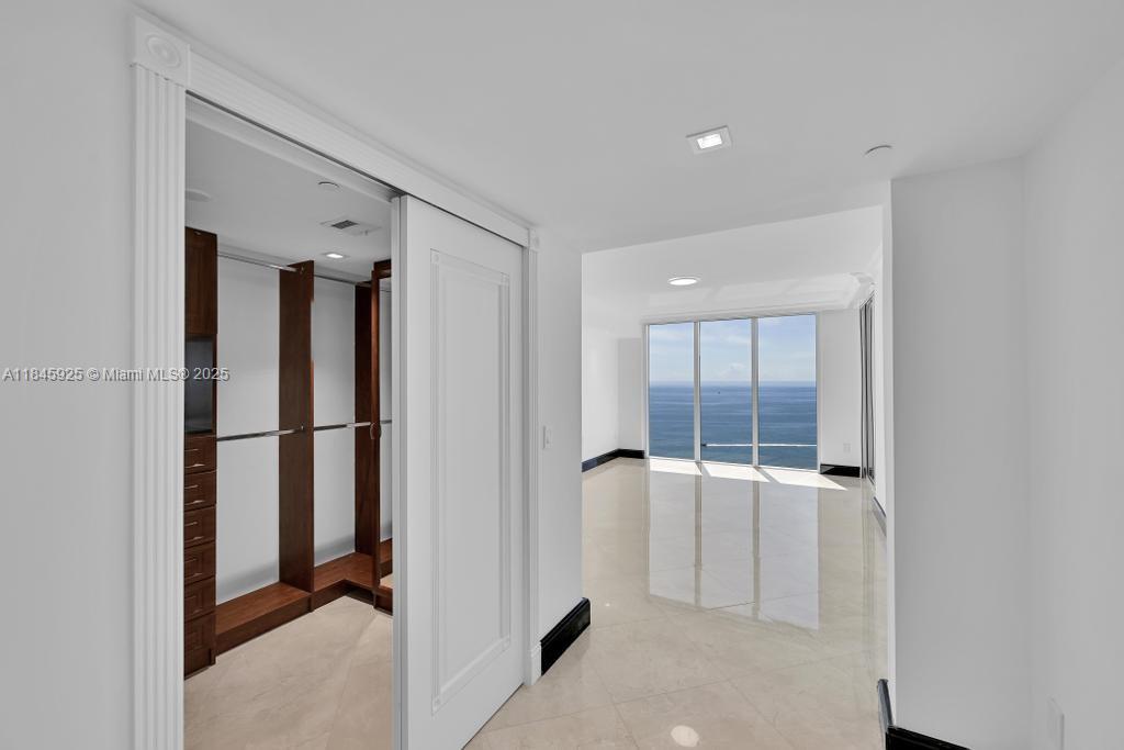 Ver detalles 4204 3 / 3 2078 sq. ft. $ 2025-08-06 0 foto
