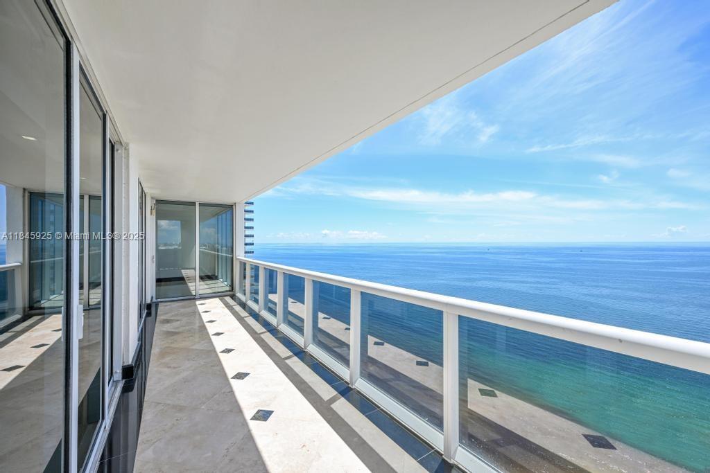 Ver detalles 4204 3 / 3 2078 sq. ft. $ 2025-08-06 0 foto