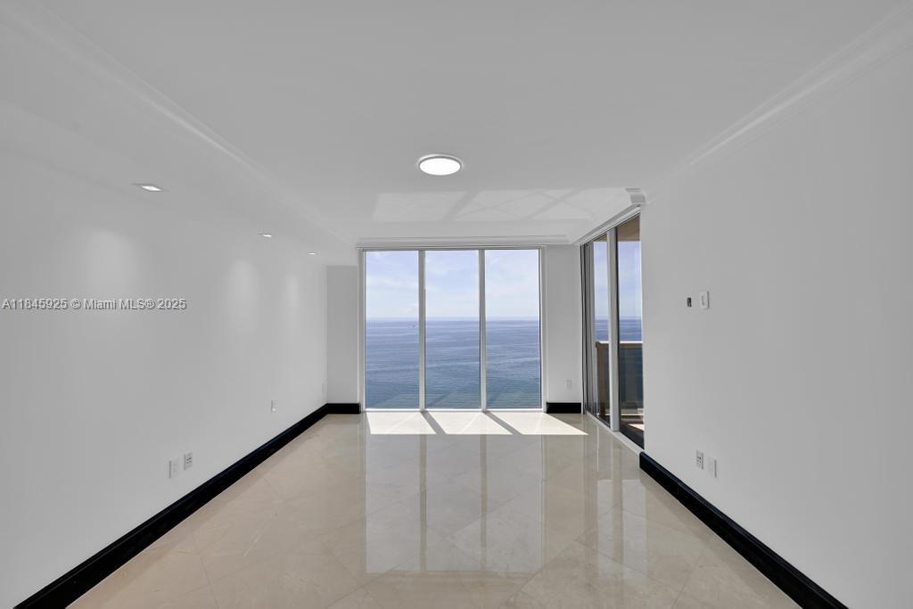 Ver detalles 4204 3 / 3 2078 sq. ft. $ 2025-08-06 0 foto