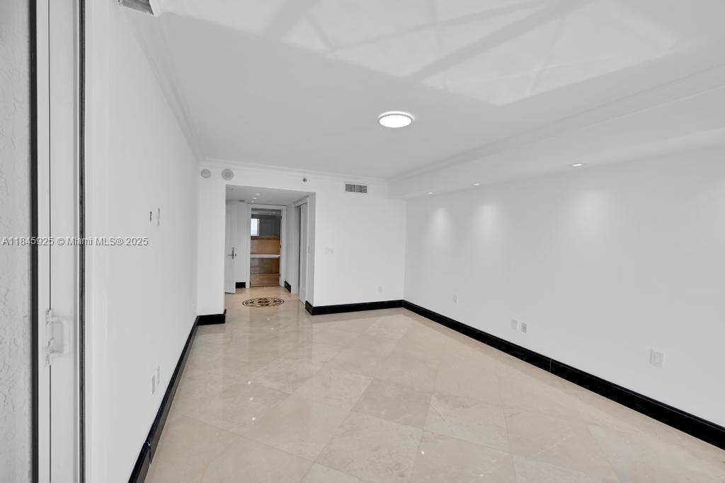 Ver detalles 4204 3 / 3 2078 sq. ft. $ 2025-08-06 0 foto
