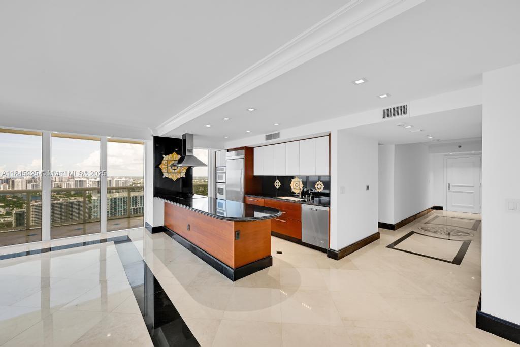 Ver detalles 4204 3 / 3 2078 sq. ft. $ 2025-08-06 0 foto