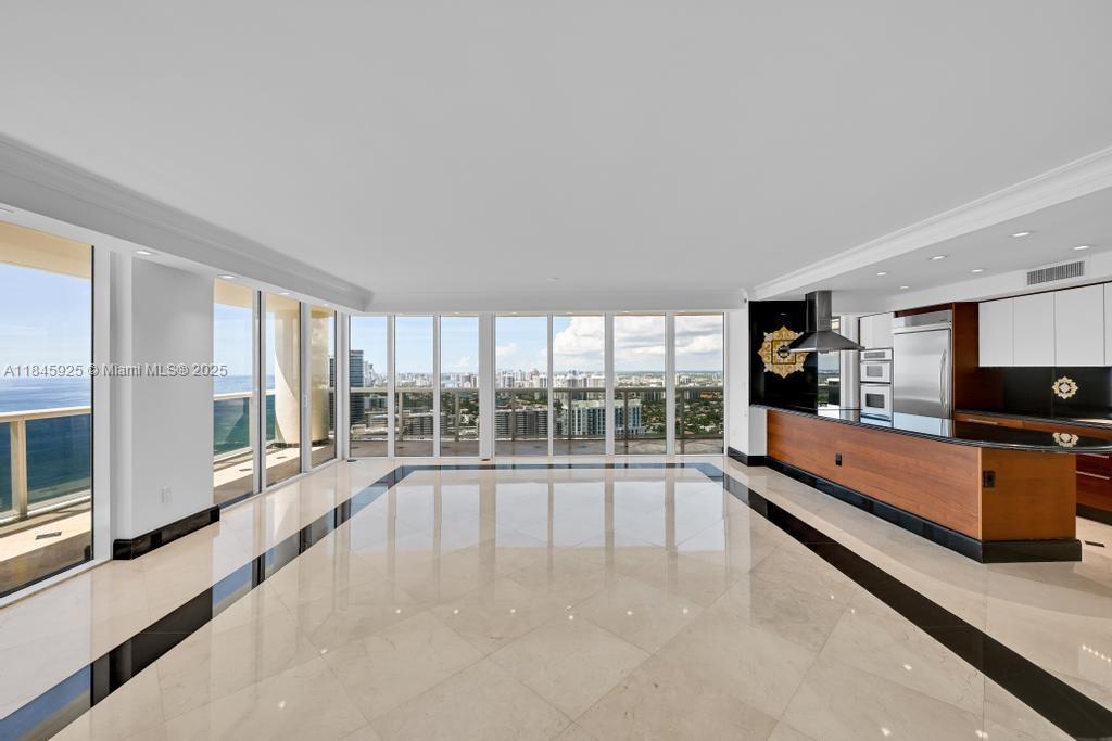 Ver detalles 4204 3 / 3 2078 sq. ft. $ 2025-08-06 0 foto