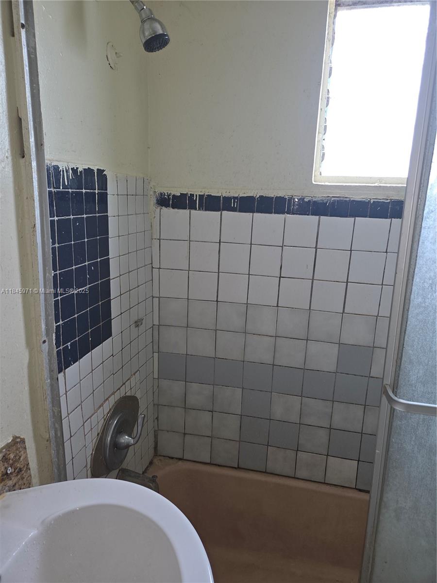 See details / 962 sq. ft. $ 2025-07-23 0 Photo