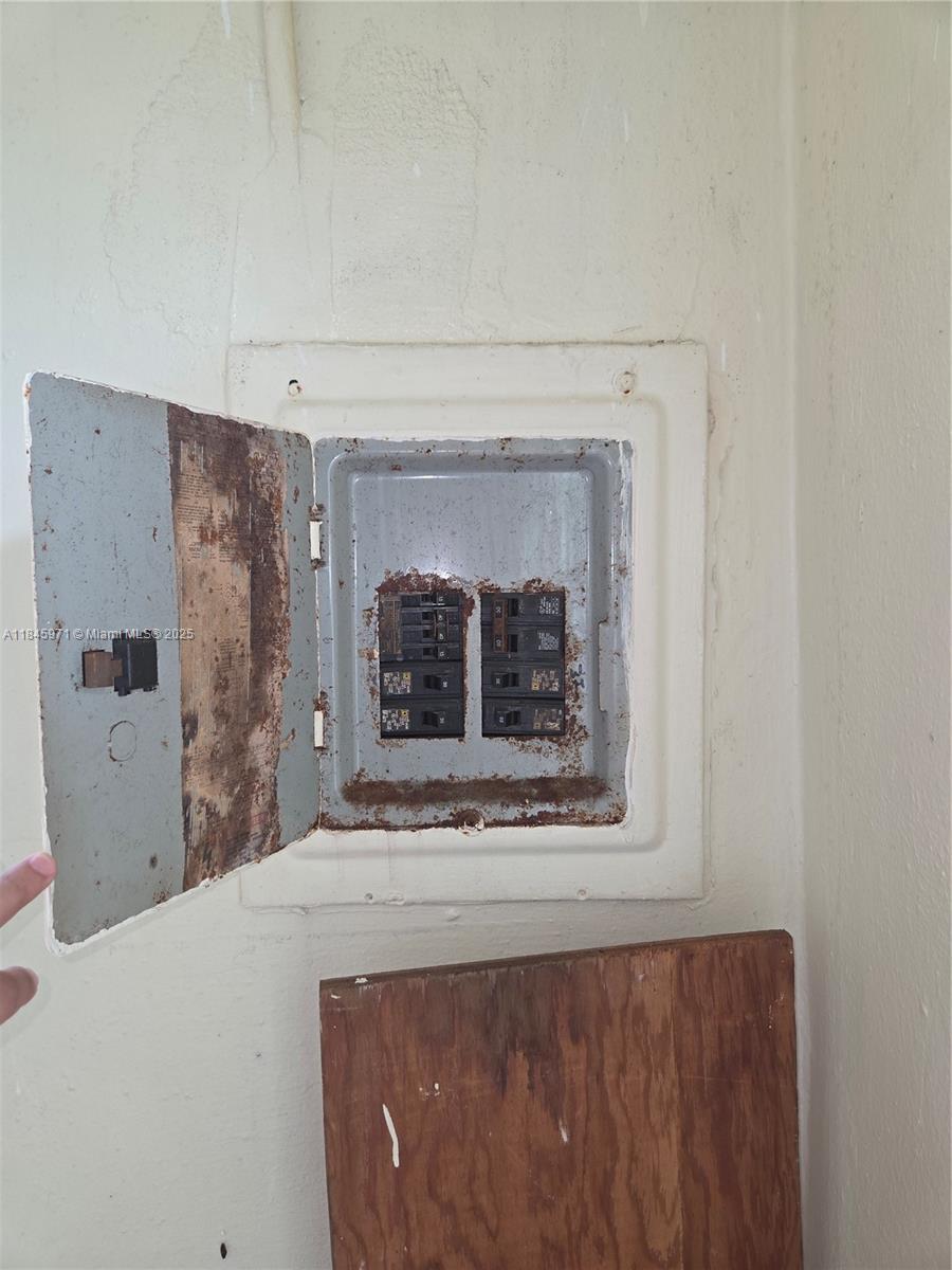 See details / 962 sq. ft. $ 2025-07-23 0 Photo