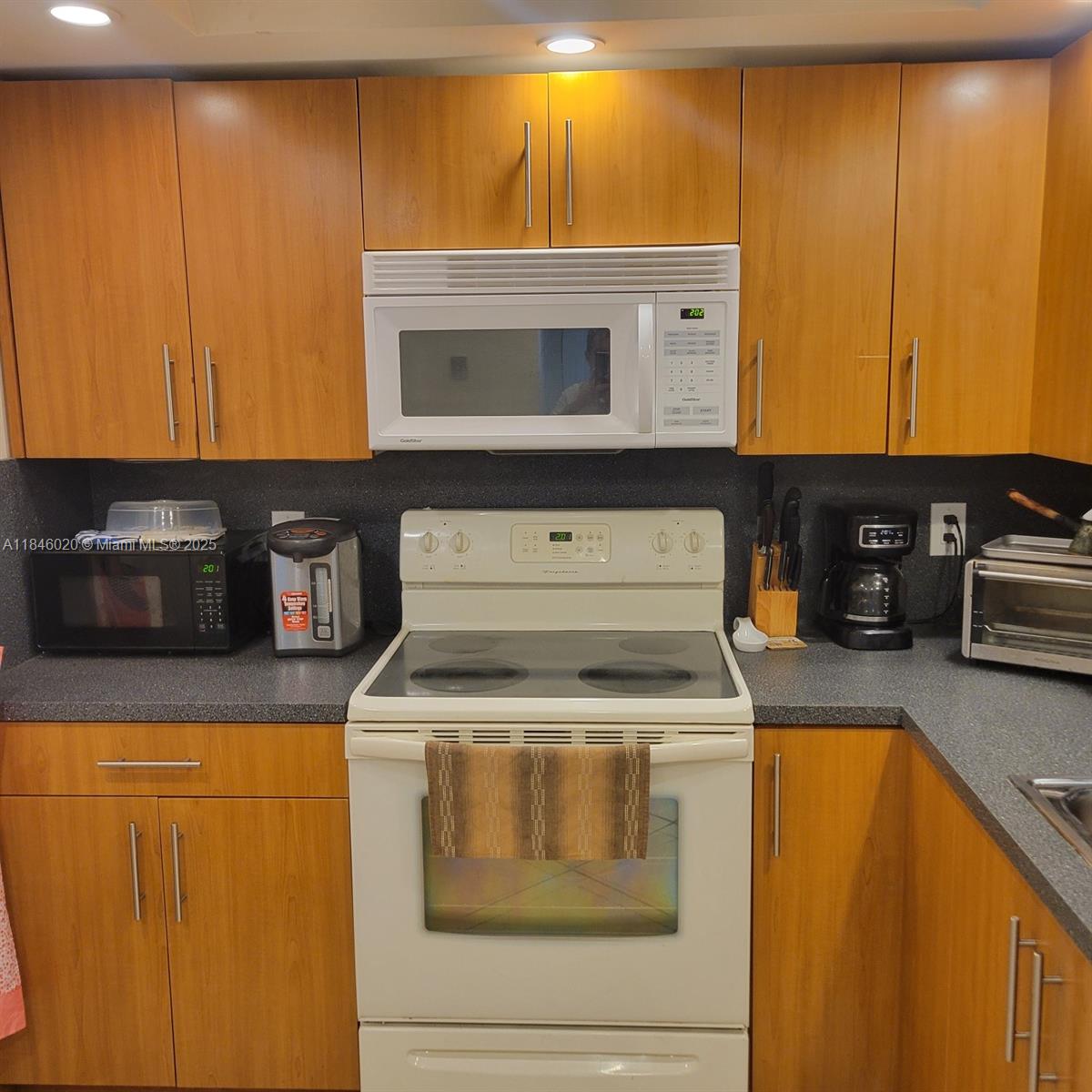 See details 12B 1 / 2 870 sq. ft. $ 2025-07-23 0 Photo