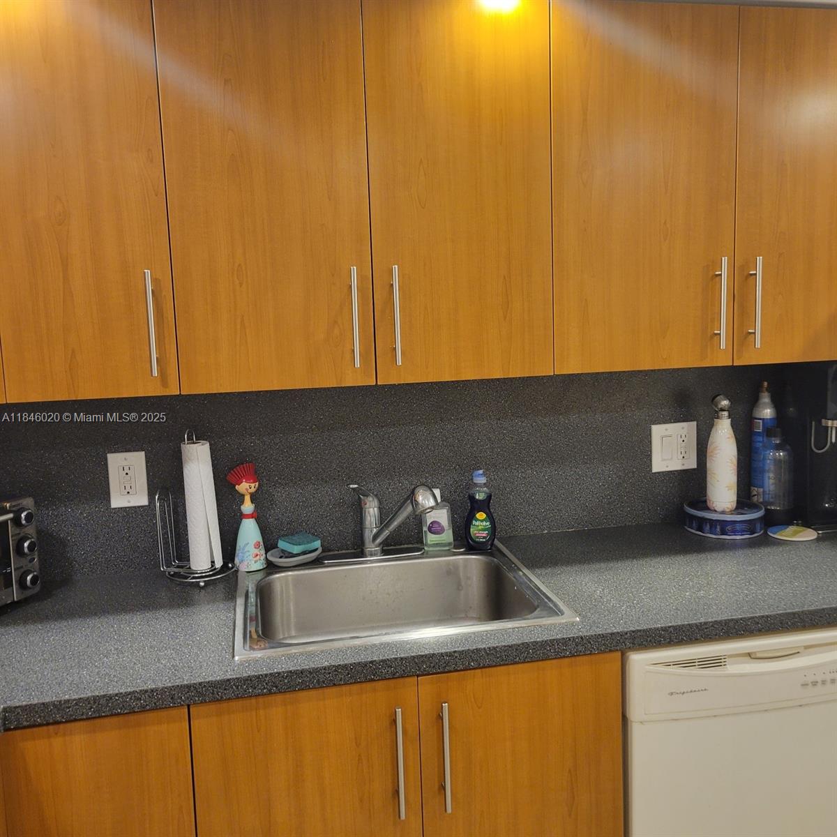 See details 12B 1 / 2 870 sq. ft. $ 2025-07-23 0 Photo