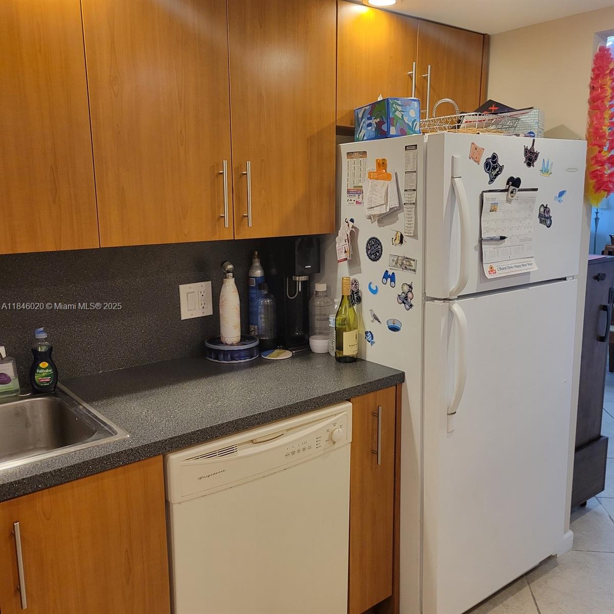 See details 12B 1 / 2 870 sq. ft. $ 2025-07-23 0 Photo