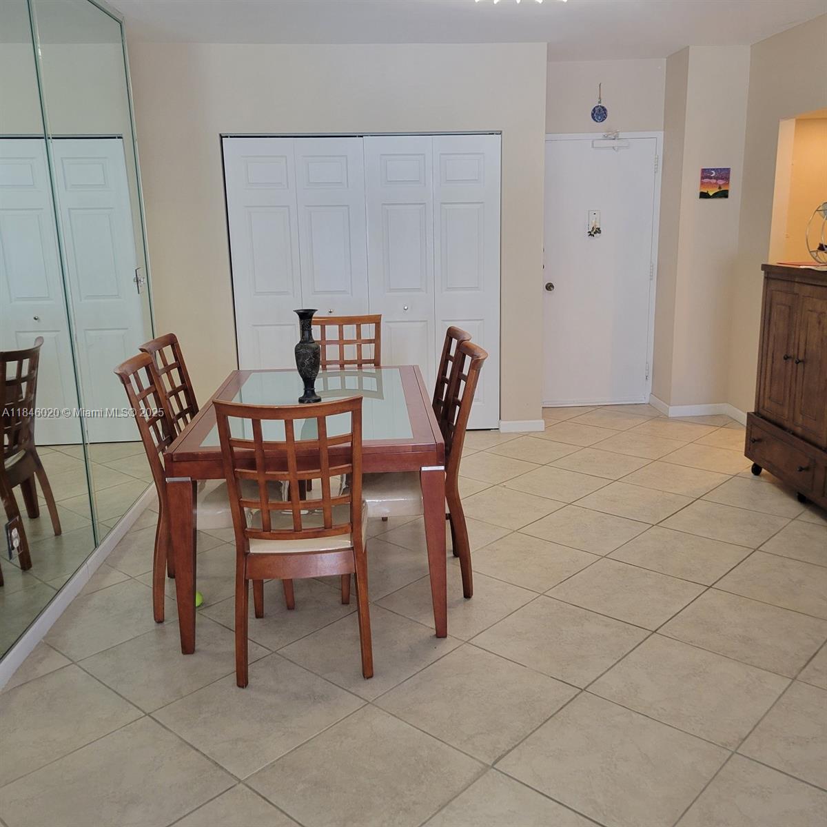 See details 12B 1 / 2 870 sq. ft. $ 2025-07-23 0 Photo