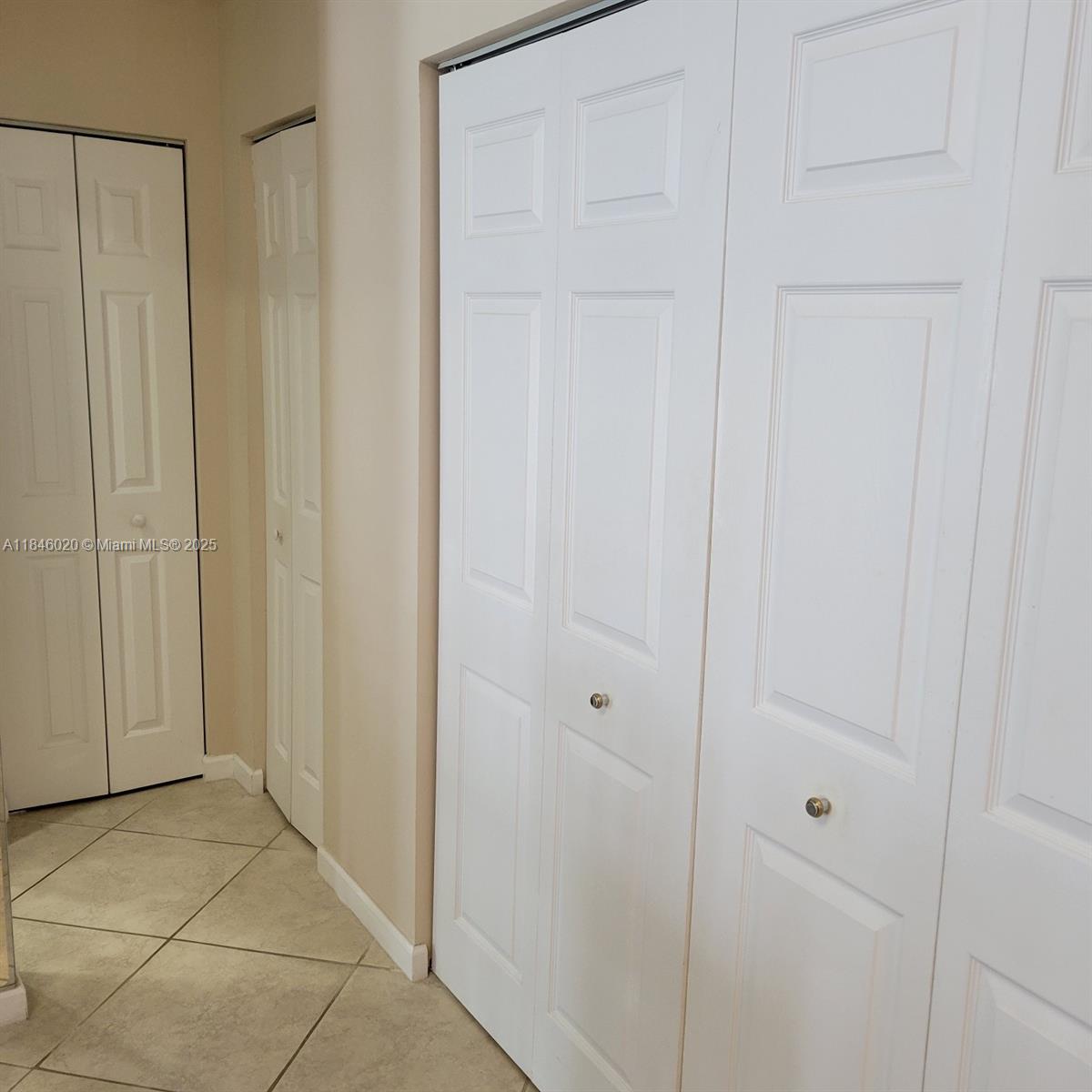 See details 12B 1 / 2 870 sq. ft. $ 2025-07-23 0 Photo