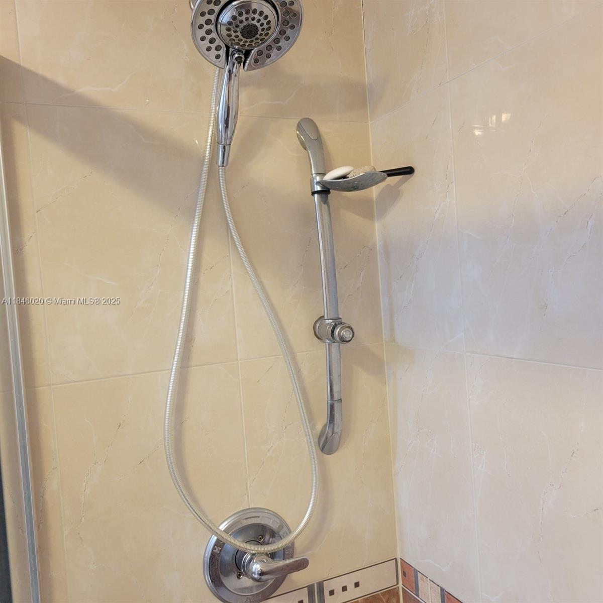See details 12B 1 / 2 870 sq. ft. $ 2025-07-23 0 Photo