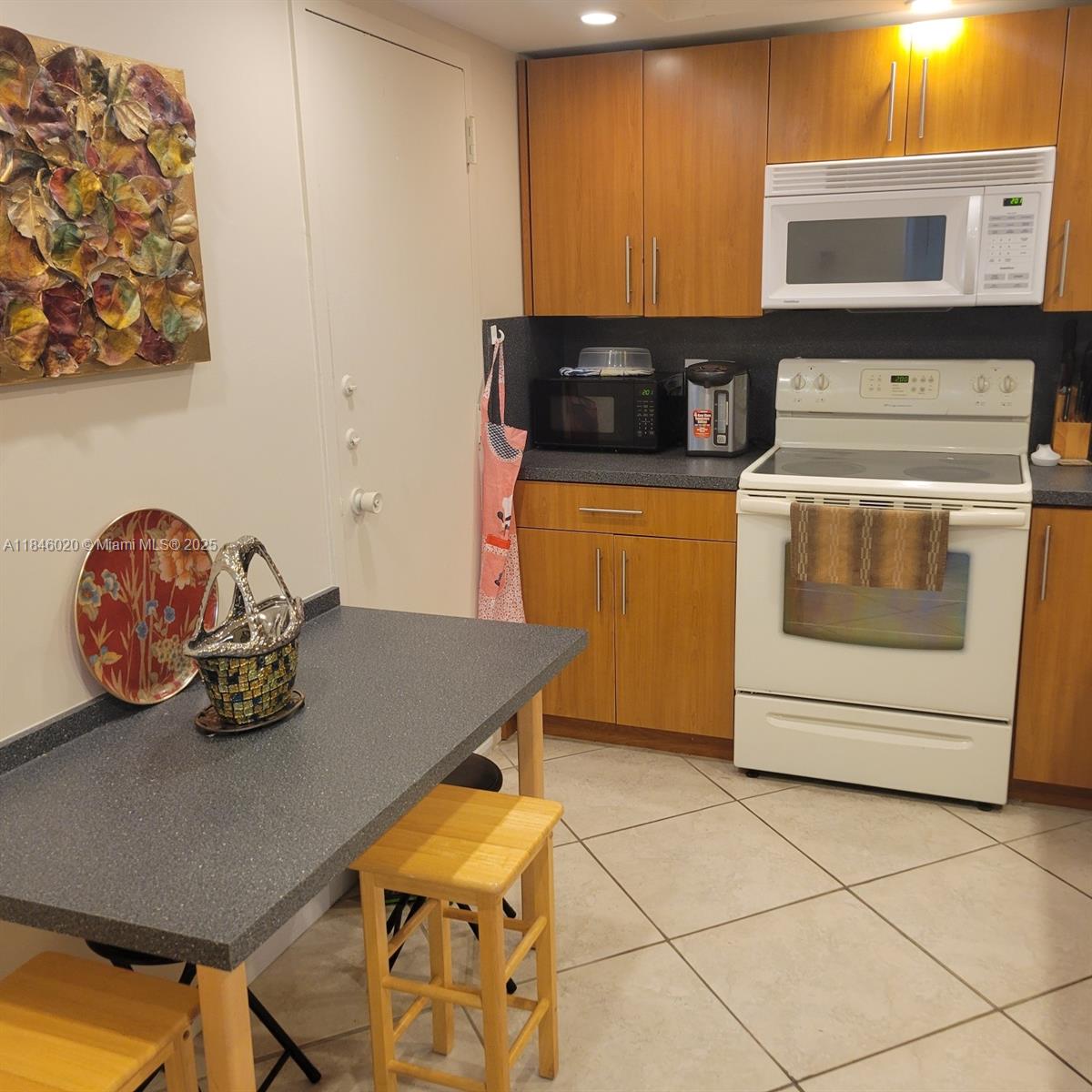 See details 12B 1 / 2 870 sq. ft. $ 2025-07-23 0 Photo