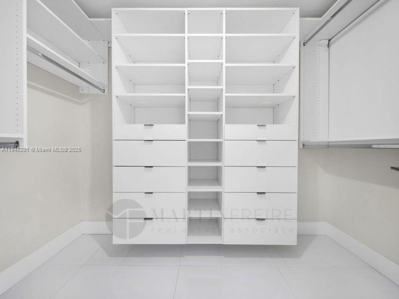 Ver detalles 4-701 3 / 4 1892 sq. ft. $ 2025-07-24 0 foto