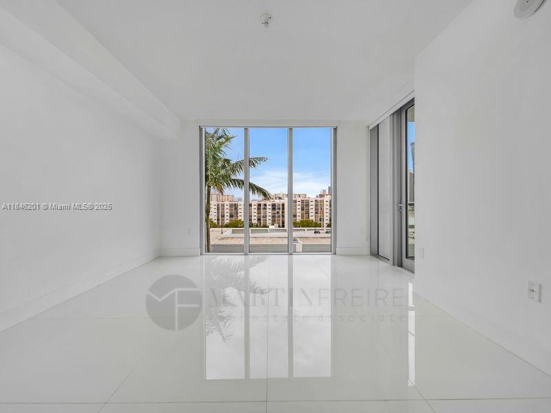 Ver detalles 4-701 3 / 4 1892 sq. ft. $ 2025-07-24 0 foto