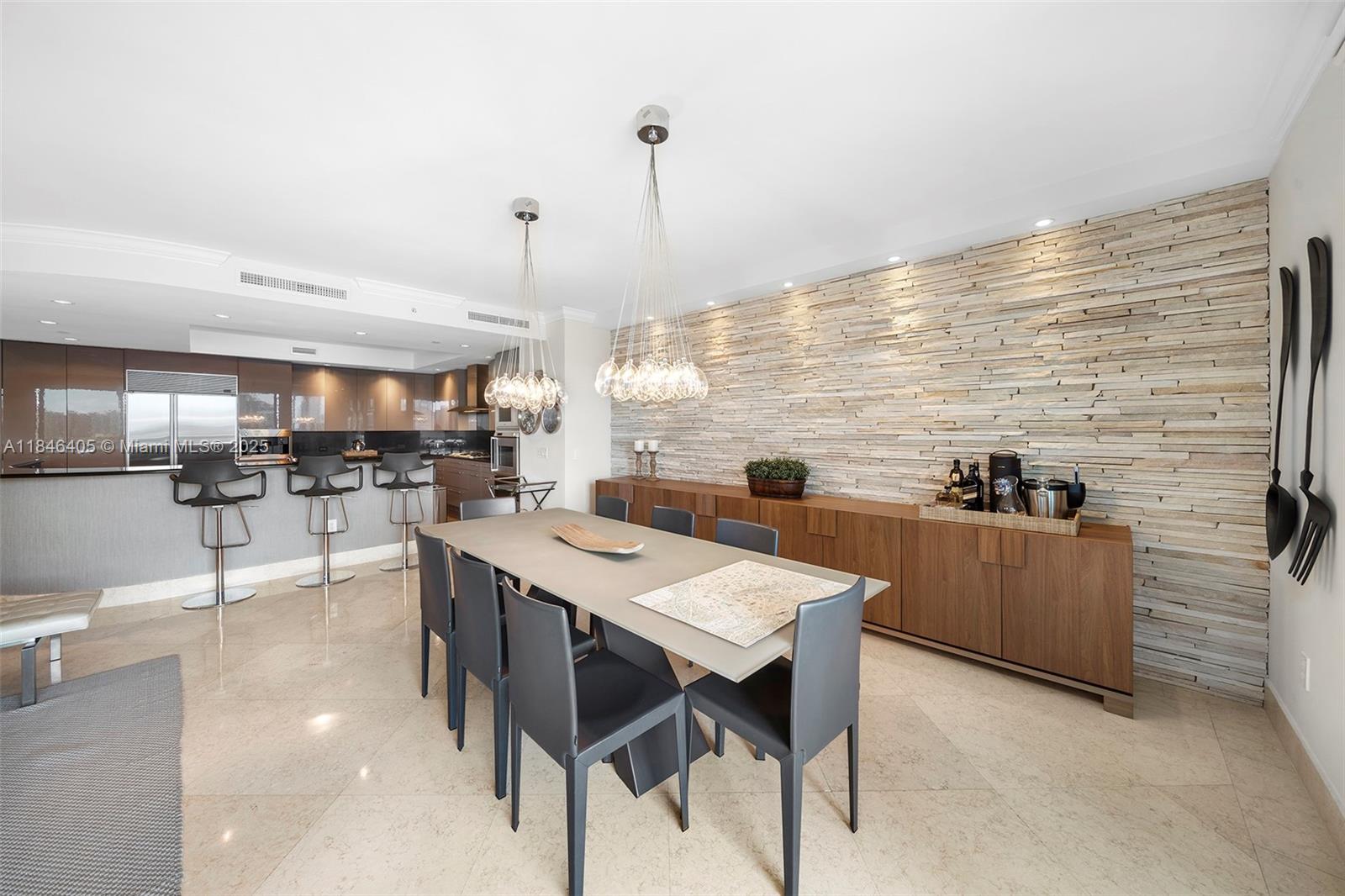 Ver detalles 1007 3 / 4 2840 sq. ft. $ 2025-07-24 0 foto