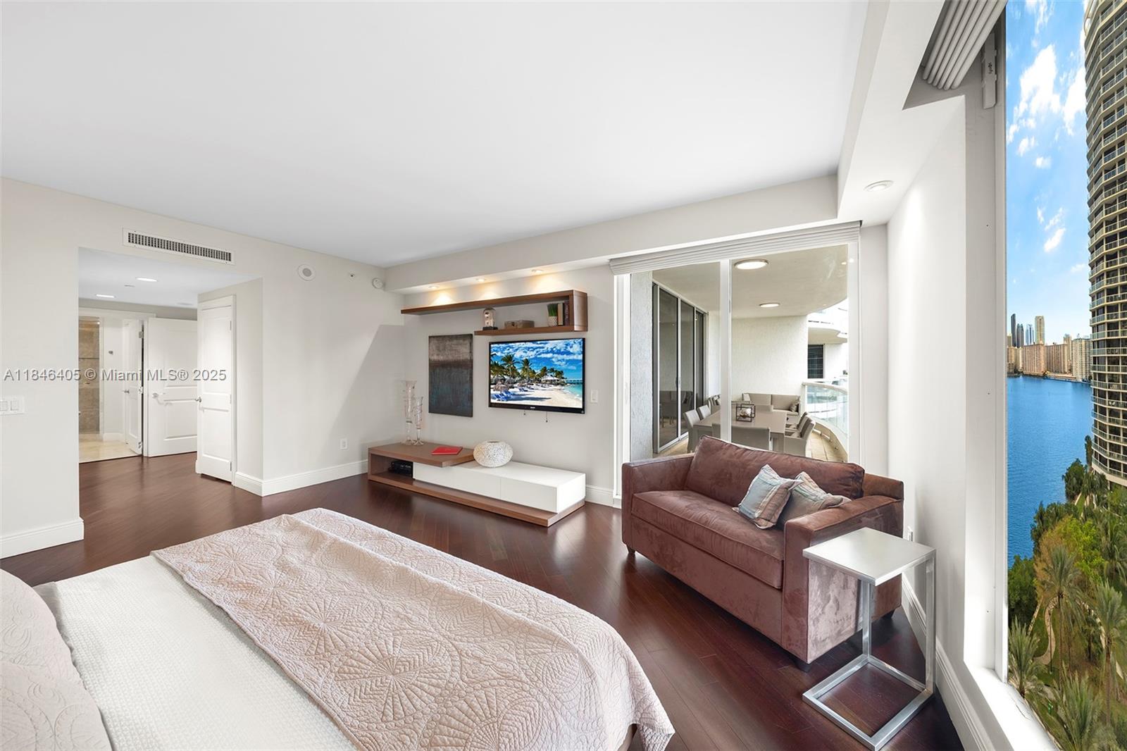 Ver detalles 1007 3 / 4 2840 sq. ft. $ 2025-07-24 0 foto