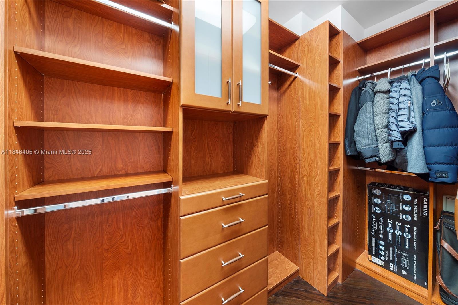 Ver detalles 1007 3 / 4 2840 sq. ft. $ 2025-07-24 0 foto