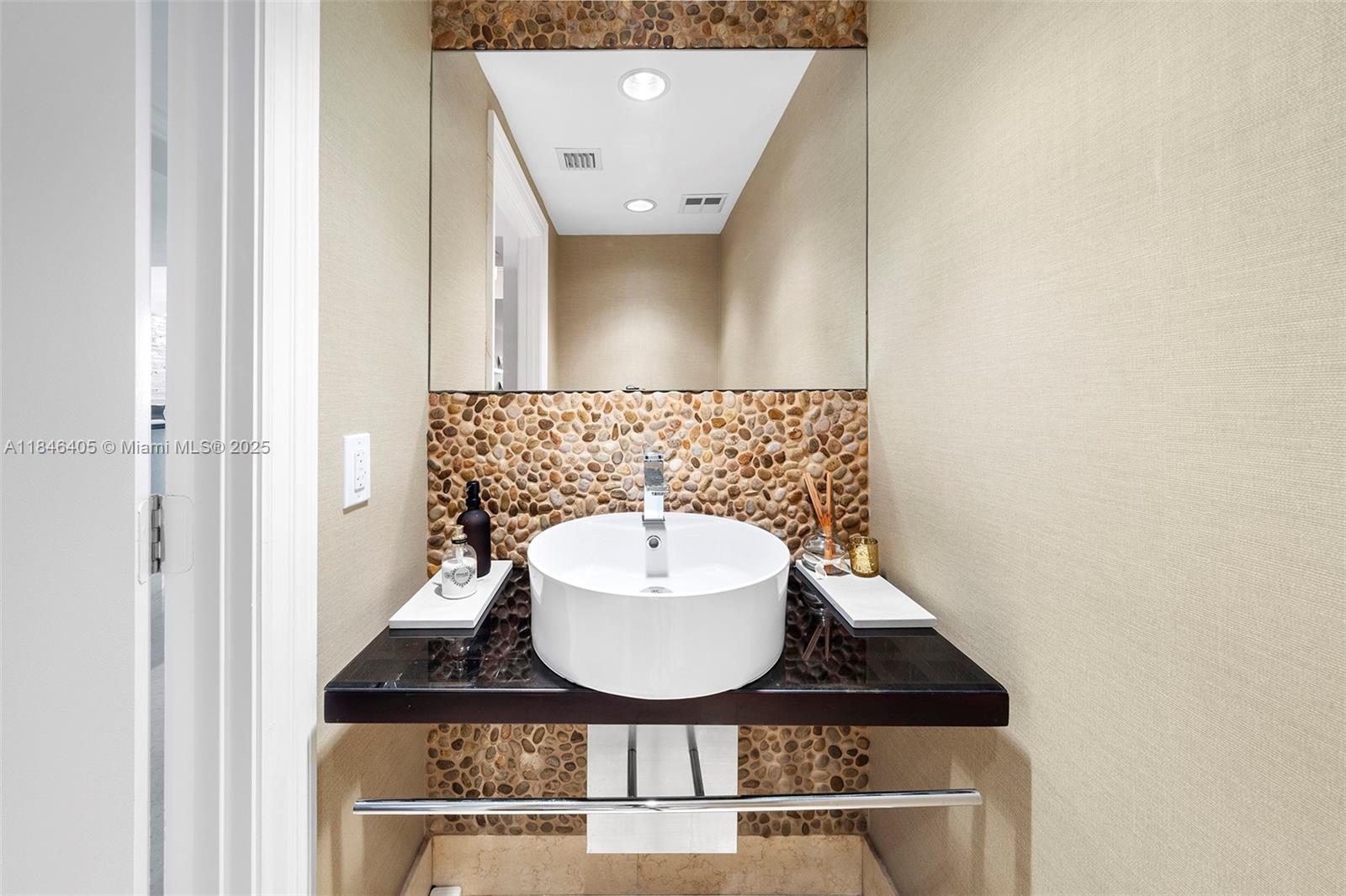 Ver detalles 1007 3 / 4 2840 sq. ft. $ 2025-07-24 0 foto