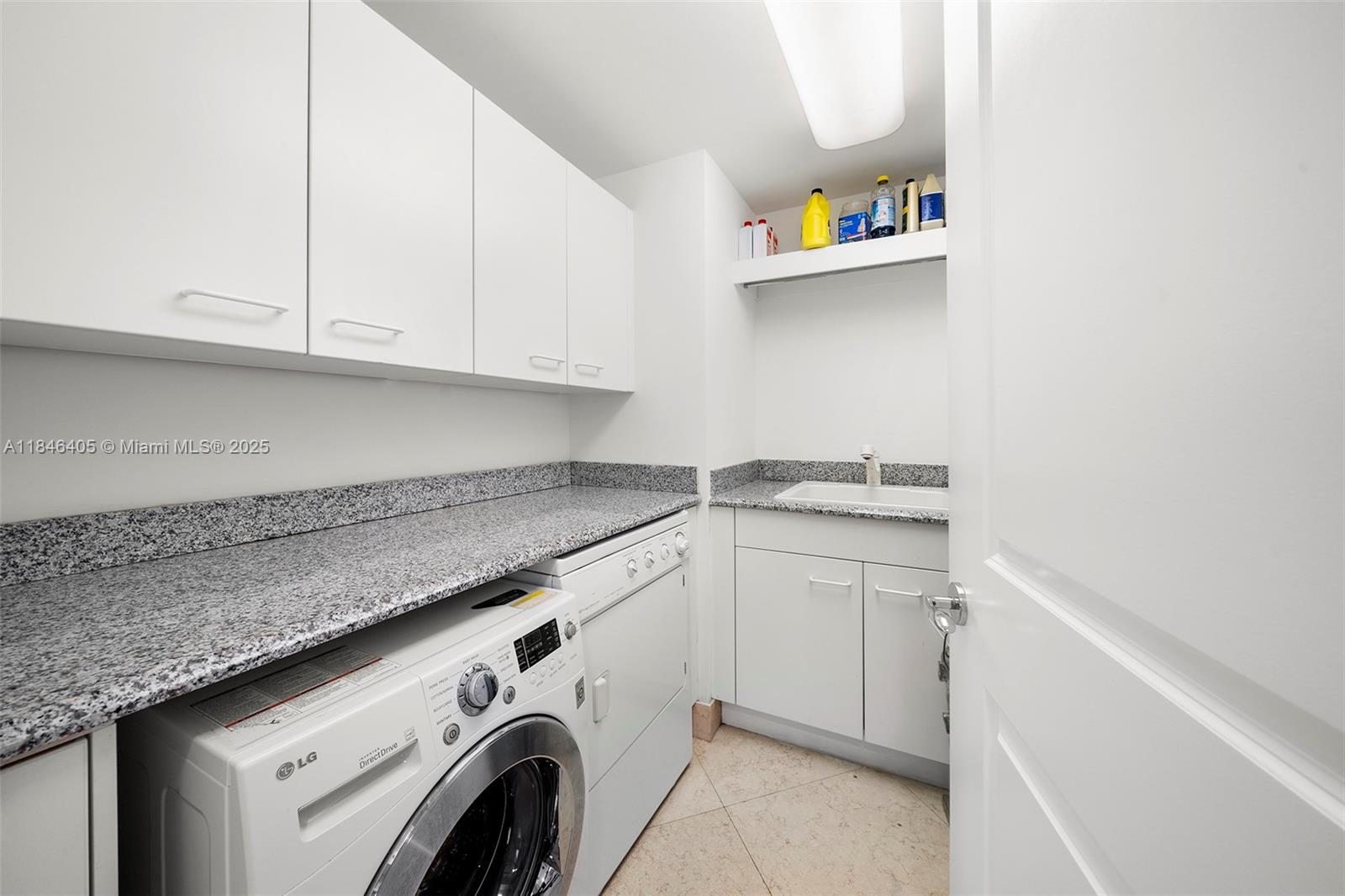 Ver detalles 1007 3 / 4 2840 sq. ft. $ 2025-07-24 0 foto