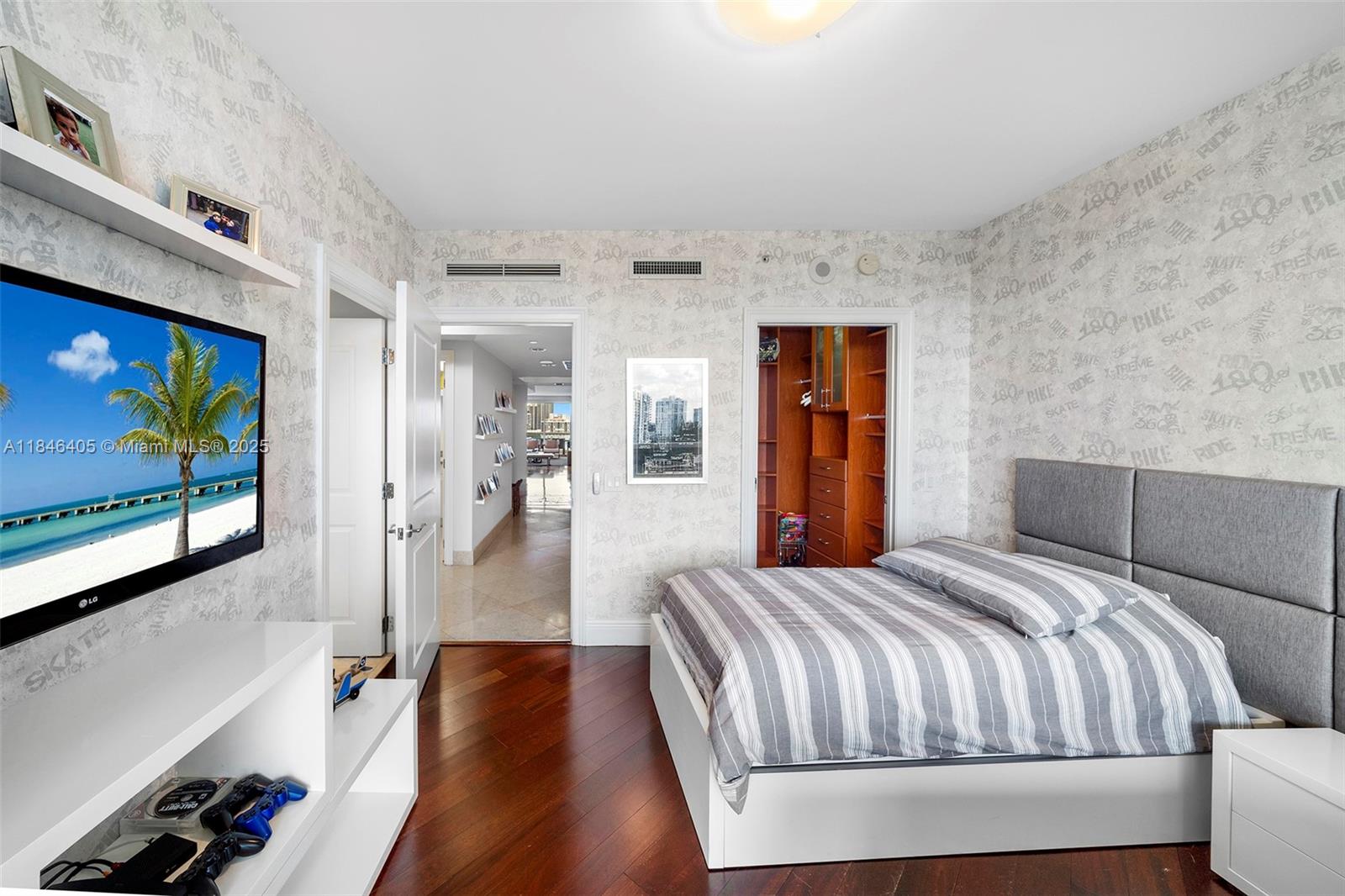 Ver detalles 1007 3 / 4 2840 sq. ft. $ 2025-07-24 0 foto