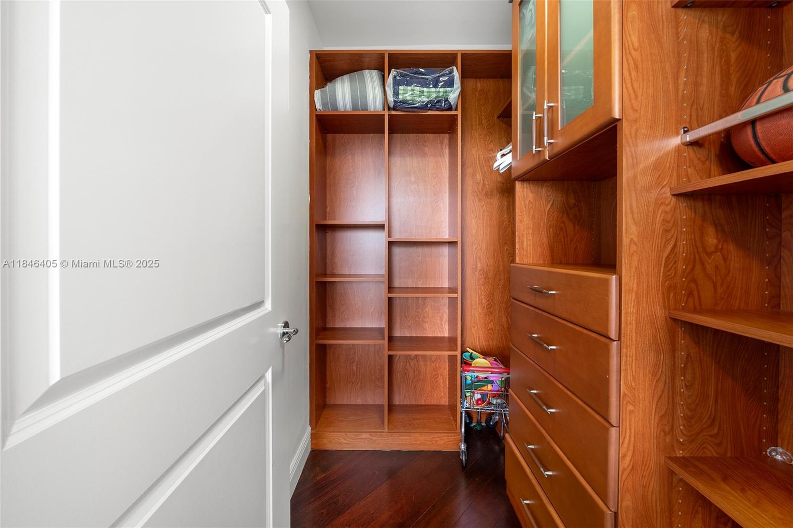 Ver detalles 1007 3 / 4 2840 sq. ft. $ 2025-07-24 0 foto
