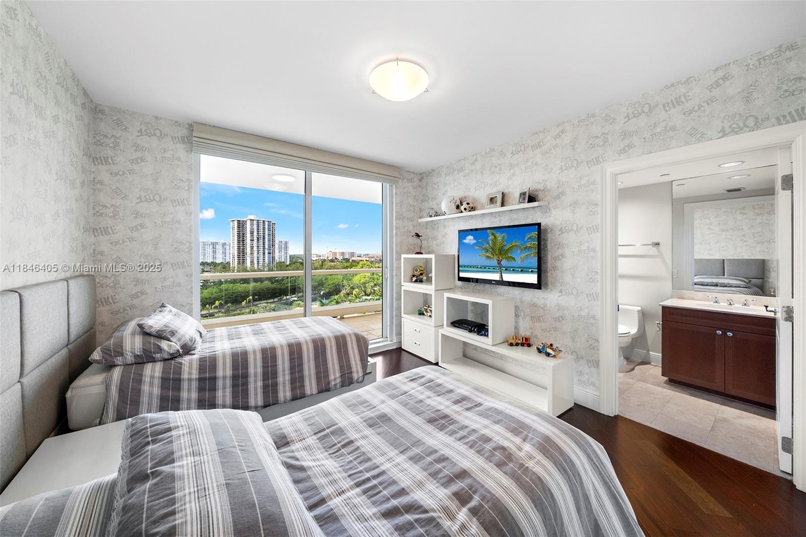 Ver detalles 1007 3 / 4 2840 sq. ft. $ 2025-07-24 0 foto
